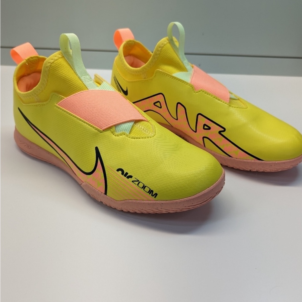 EUC Like New Nike Air Zoom Yellow/Peach Soccer Shoes with Black Swoosh 6Y